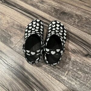 Crocs Mary Jane Clogs – Heart Print - Black and White